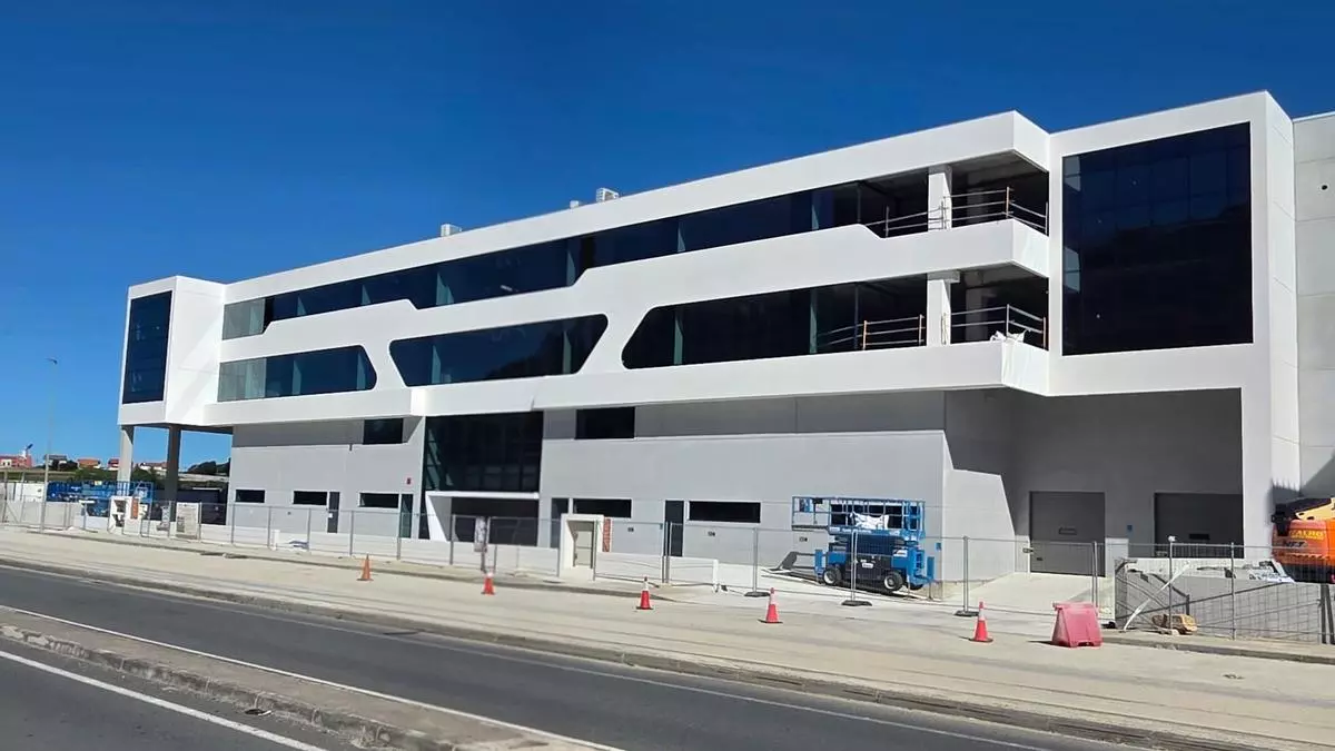Fachada de la plataforma logística y futuras oficinas de Servicios Reunidos en Morás, Arteixo