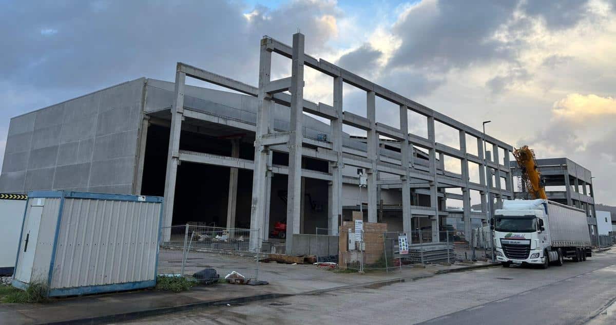 Estructura y cerramientos de las instalaciones de Morás durante las obras, en la fotografía publicada en febrero de 2026